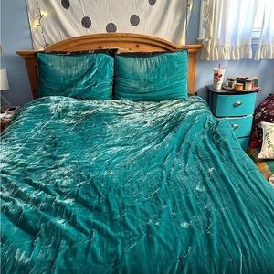 Queen size comforter with two shams